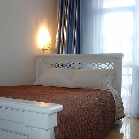 Two-Bedroom Apartment Near The Station Львов Экстерьер фото